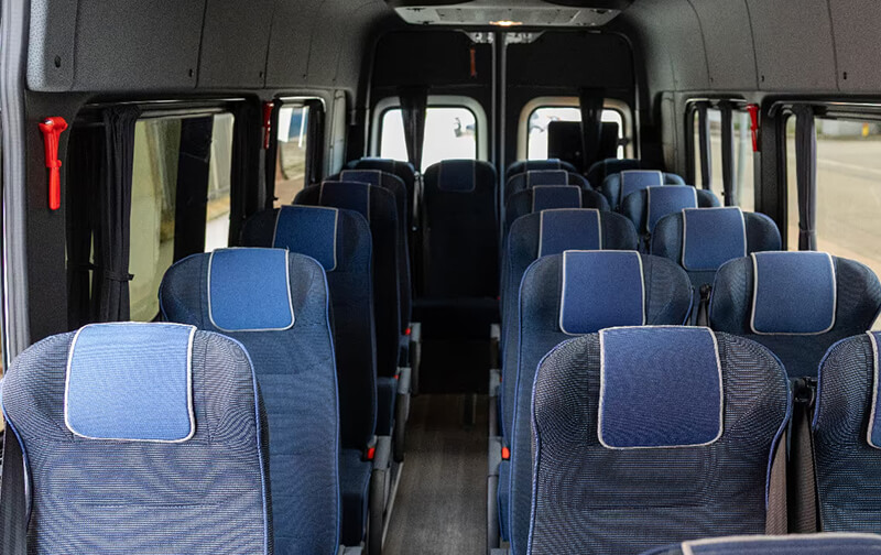Hintere Sitzreihe und Gepäckraum eines Kleinbusses