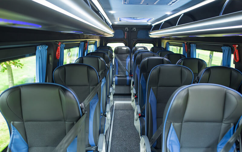 Innenraum eines Kleinbusses mit Einzelsitzen