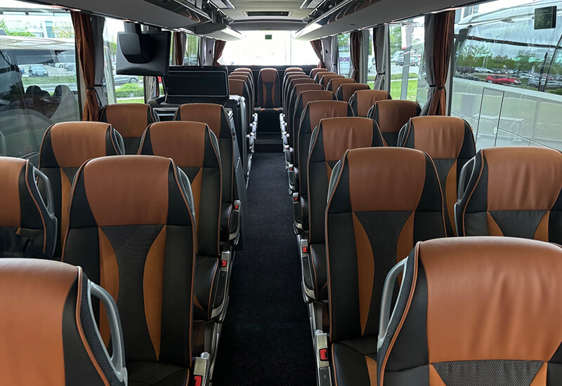 Fahrgastraum eines Midibusses mit Sitzen in Fahrtrichtung